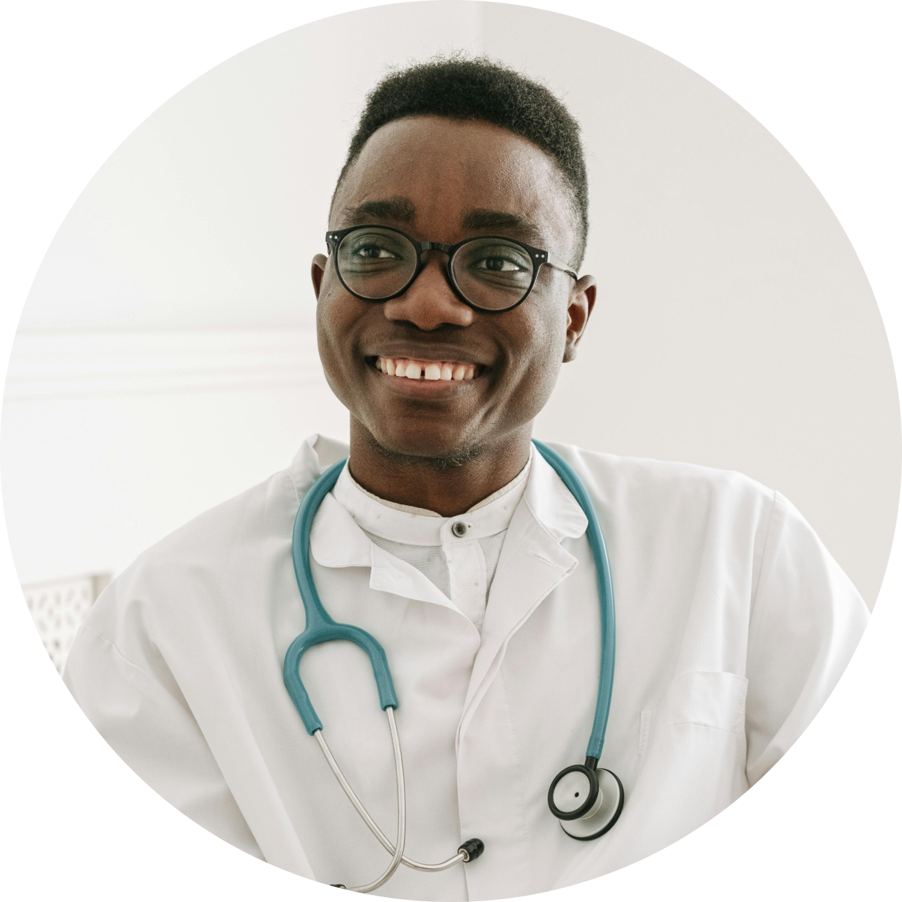 DPA student smiling while wearing white coat and stethoscope